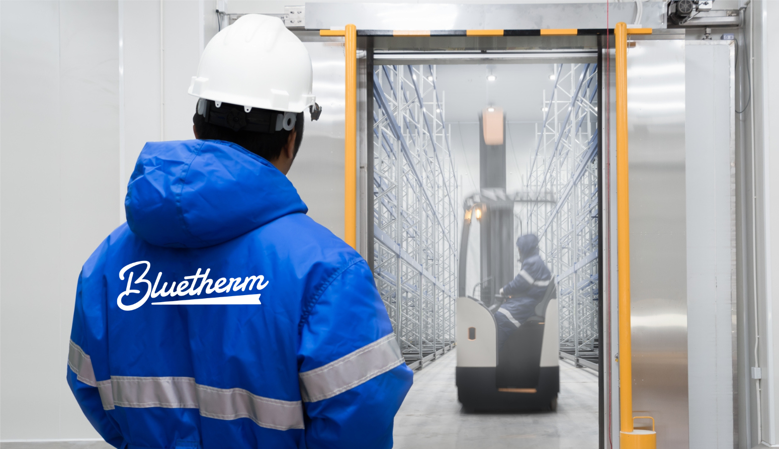 Técnico especialista da BlueTherm realizando manutenção